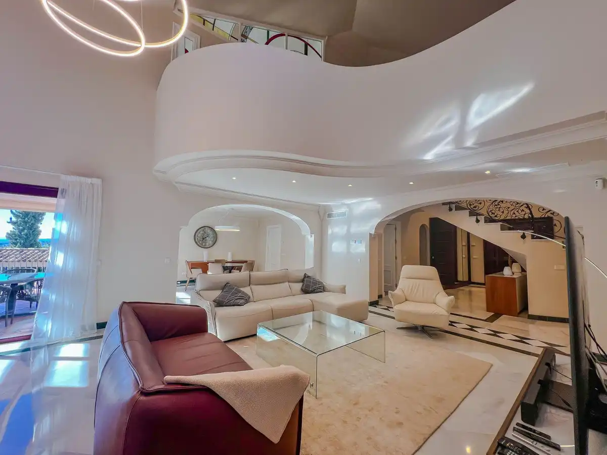 Sala de estar de Casa adosada en venta en Benahavís con Aire acondicionado y Terraza