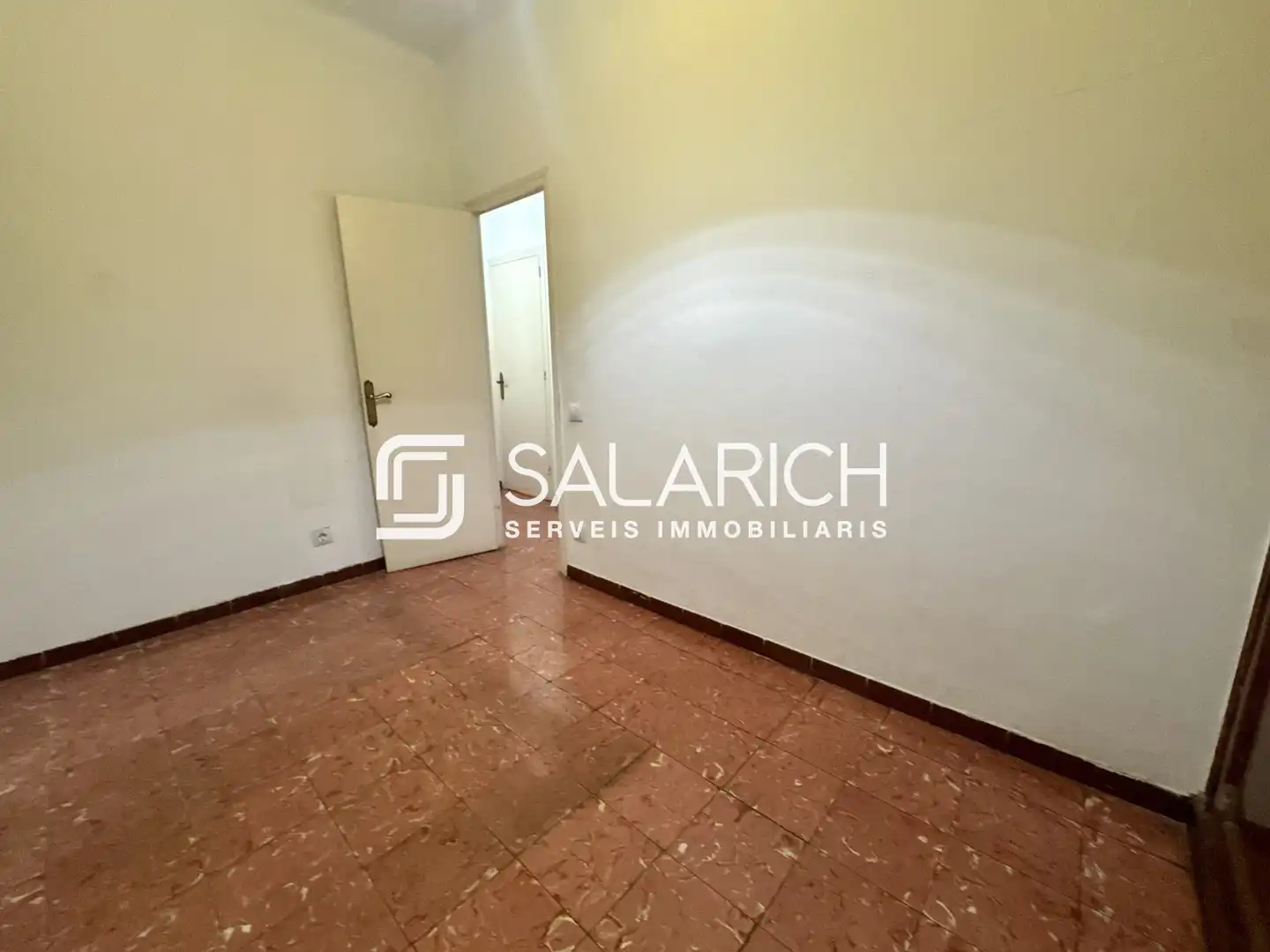 Flat for sale in Barcelona  with Air Conditioner and Balcony