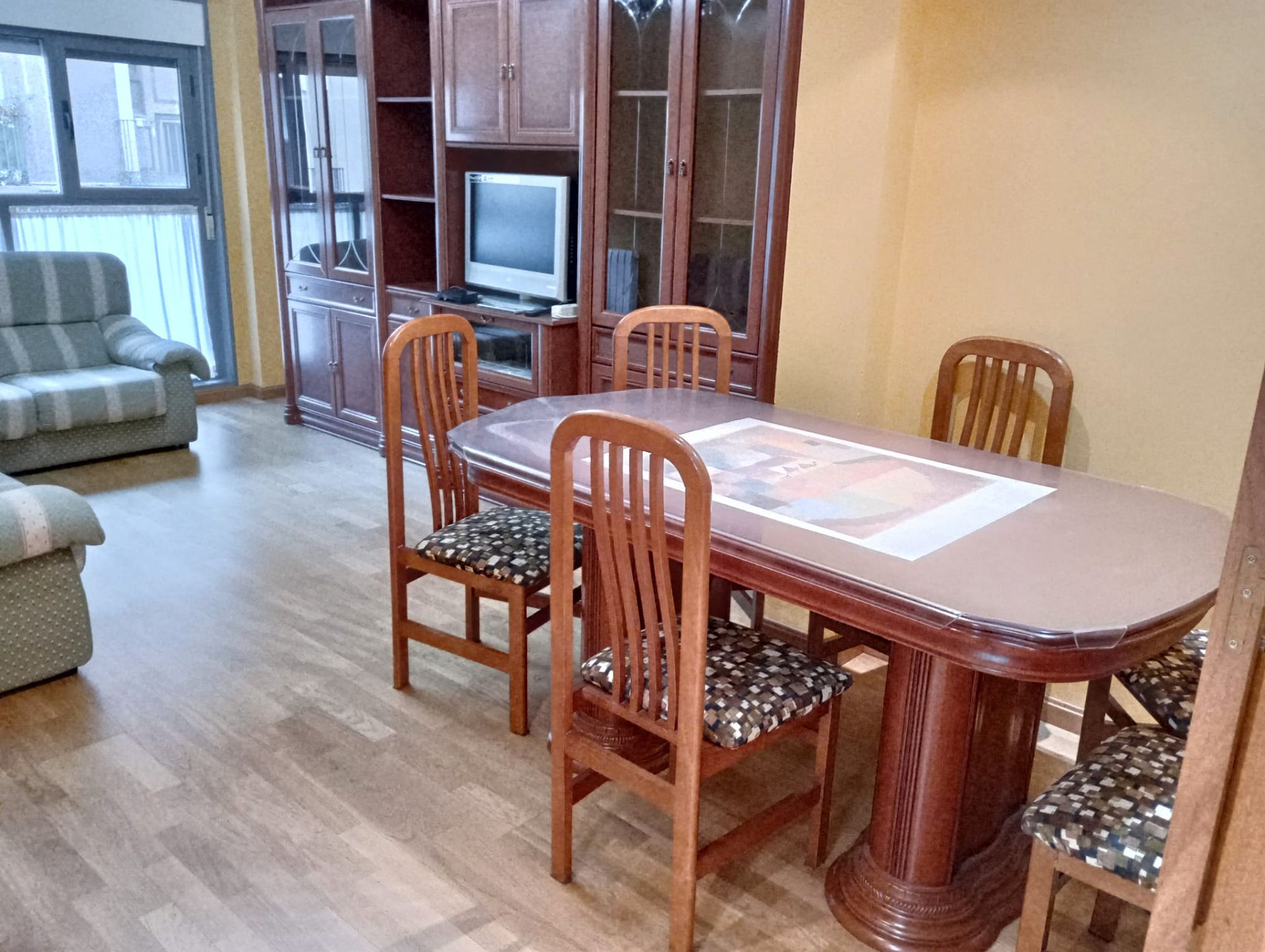 Menjador de Pis de lloguer en  Zaragoza Capital amb Calefacció, Parquet i Moblat