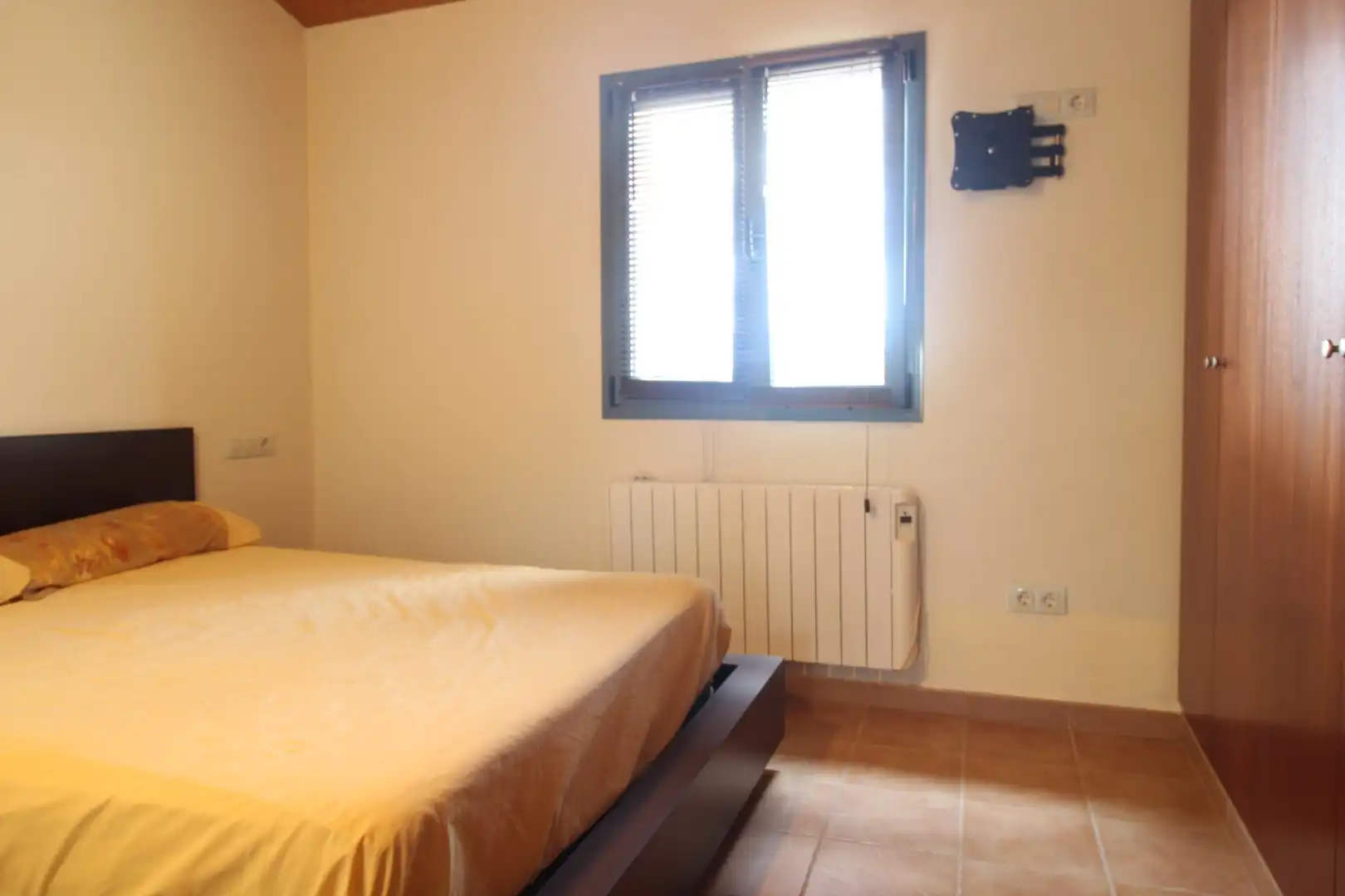 Schlafzimmer von Maisonette zum Verkauf in Garriguella mit Heizung und Terrasse