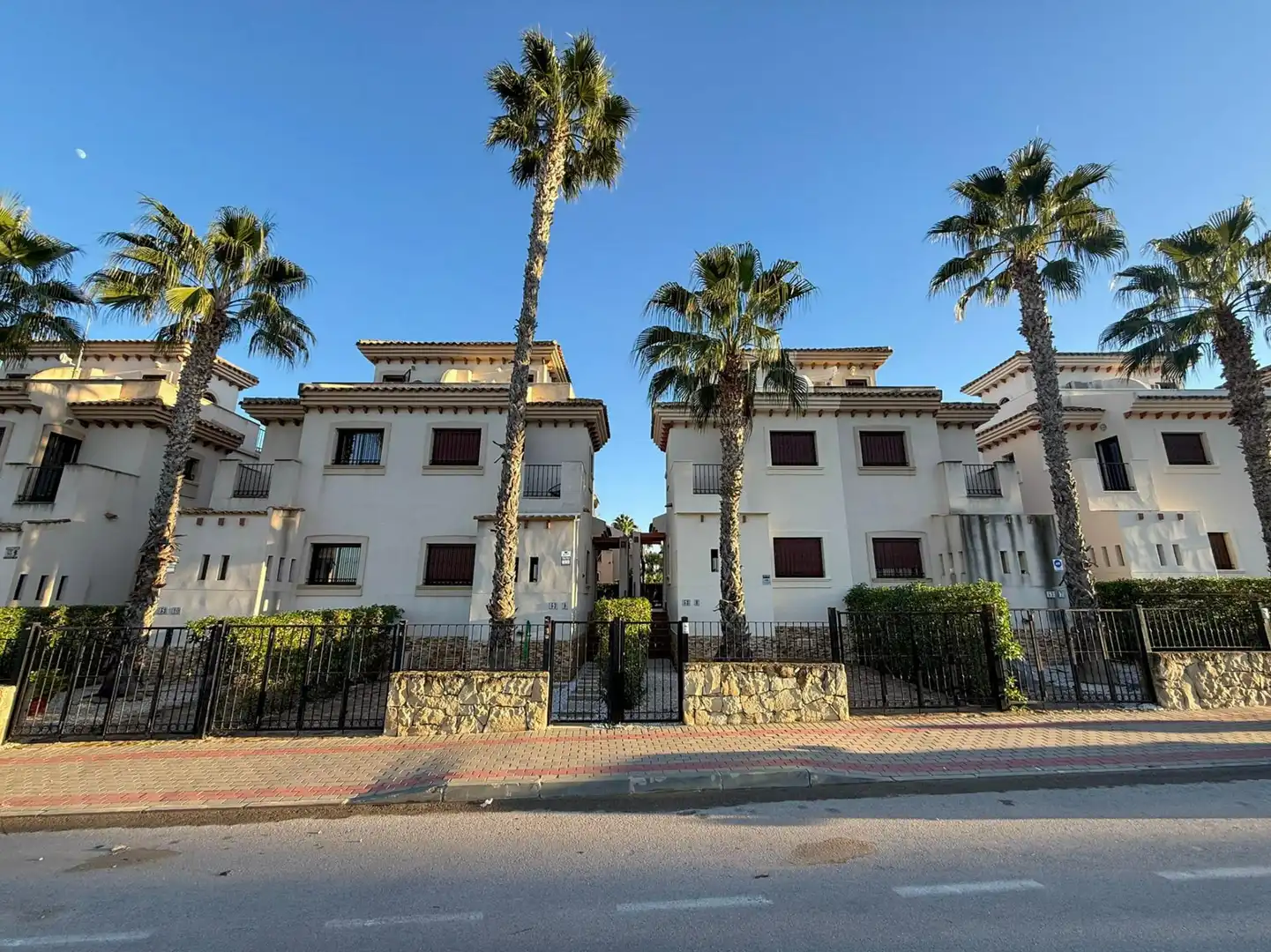 Außenansicht von Haus oder Chalet zum Verkauf in Algorfa mit Privatgarten, Terrasse und Balkon