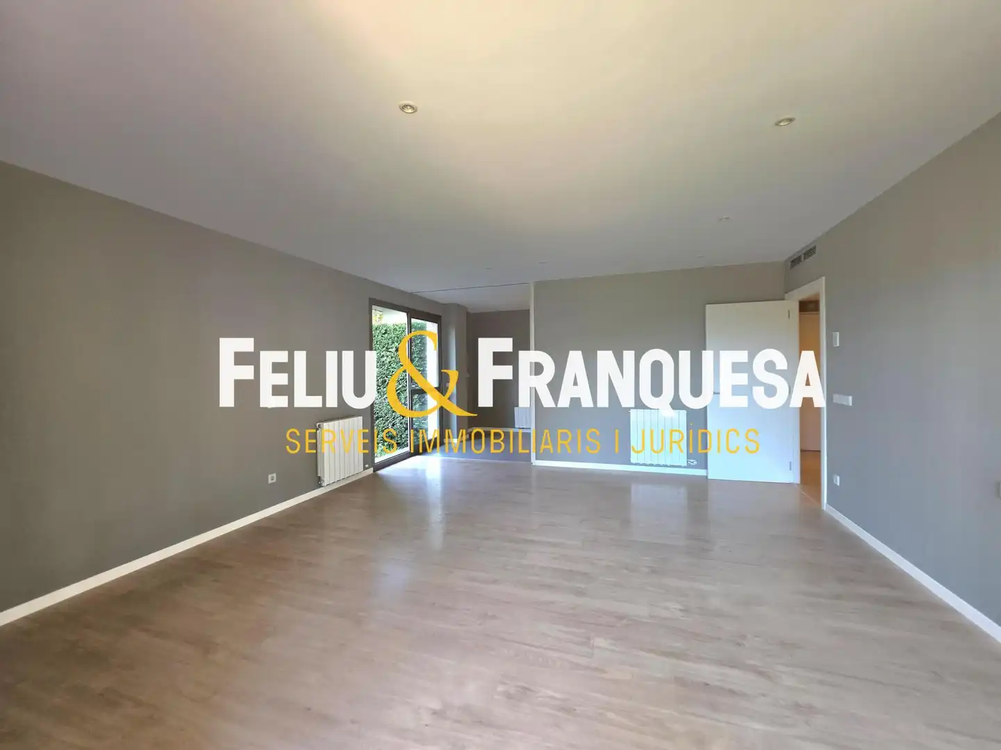 Sala de estar de Piso en venta en Sant Cugat del Vallès con Calefacción, Jardín privado y Terraza