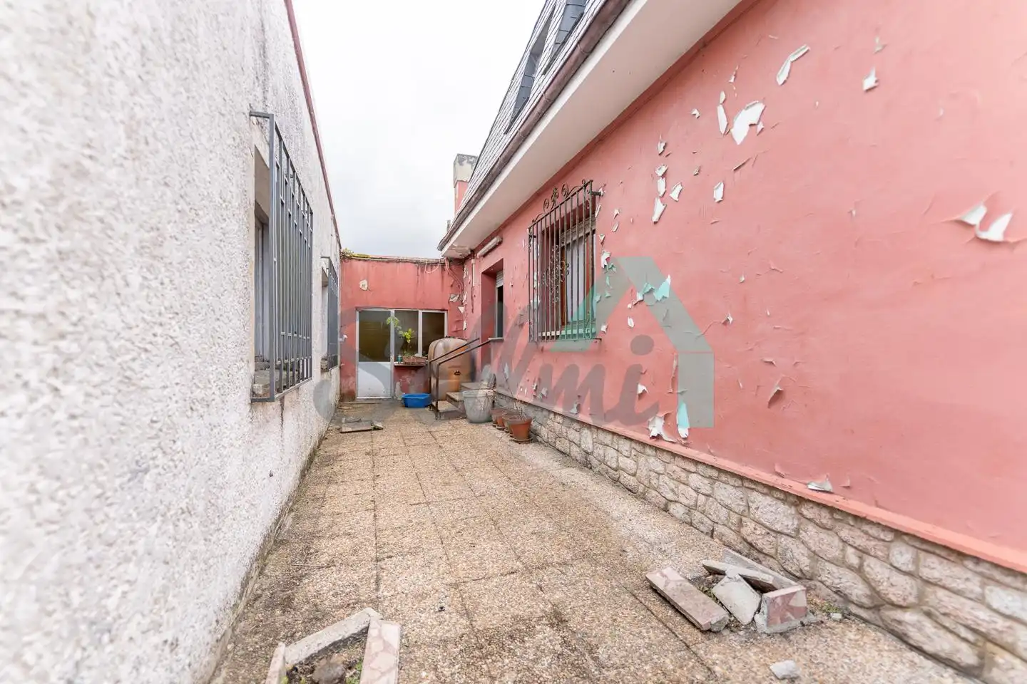 Vista exterior de Nau industrial en venda en Llanes
