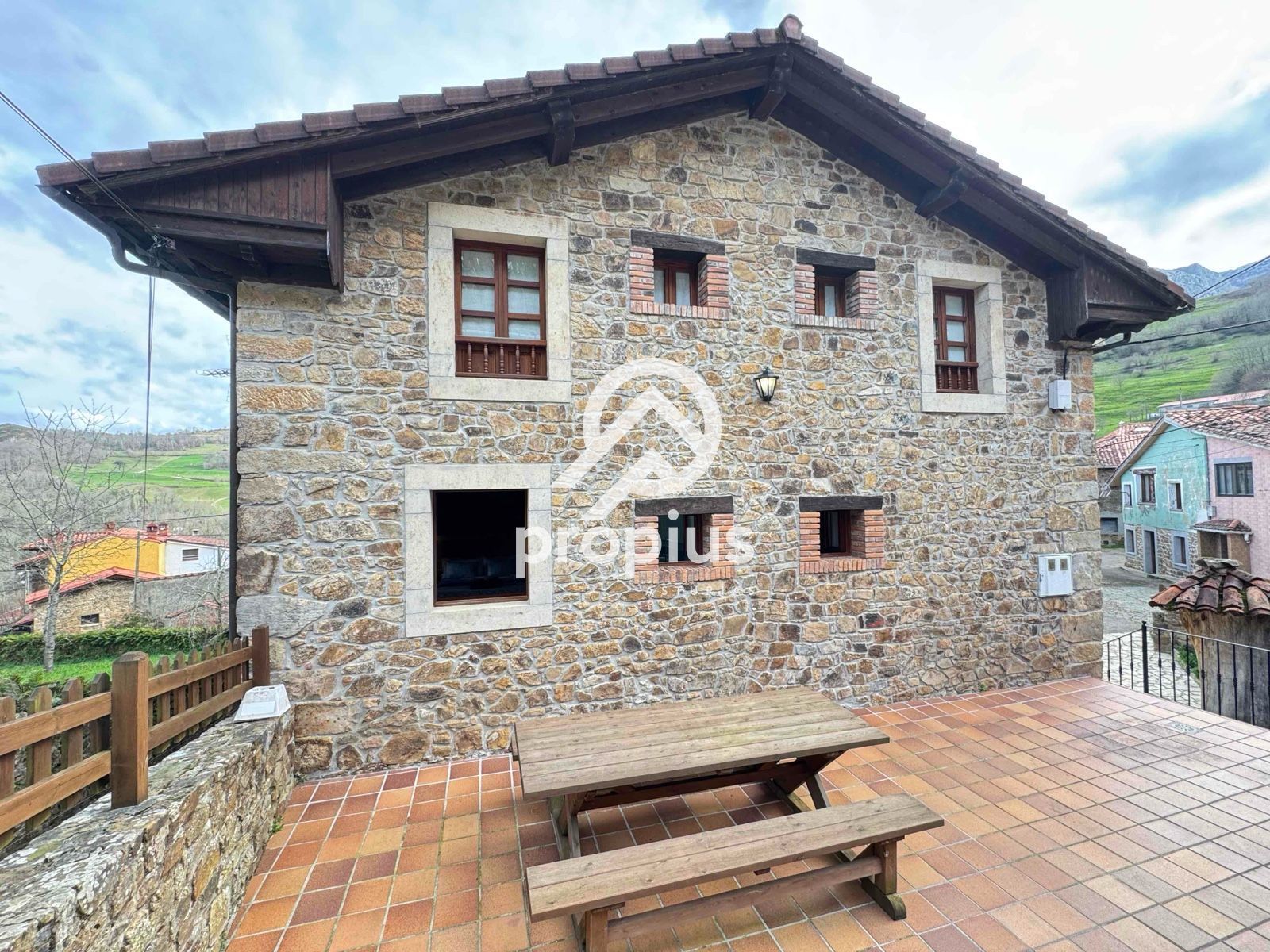 Vista exterior de Casa o xalet en venda en Cabrales amb Calefacció, Parquet i Terrassa