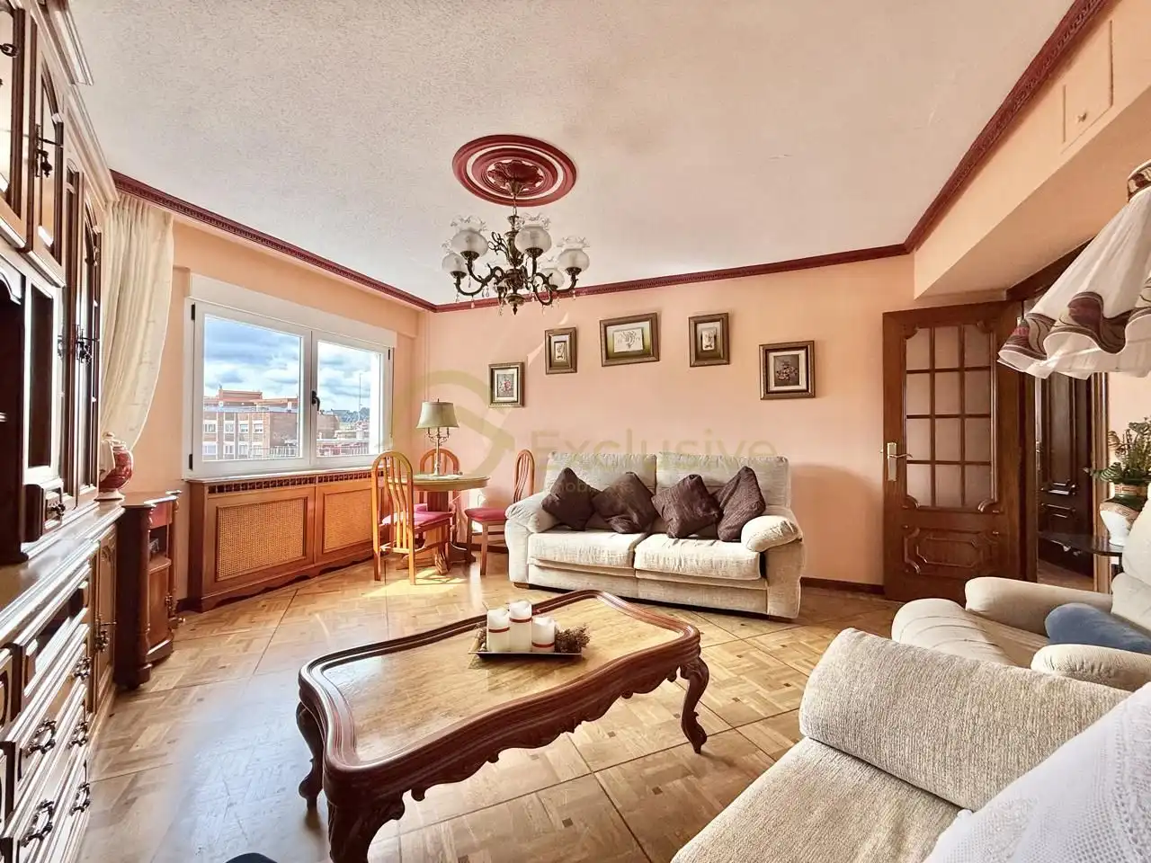 Sala d'estar de Pis en venda en Avilés amb Calefacció, Parquet i Moblat