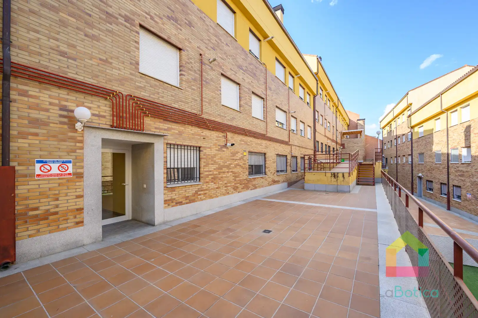 Vista exterior de Apartament en venda en Toledo amb Aire condicionat, Moblat i Piscina comunitària