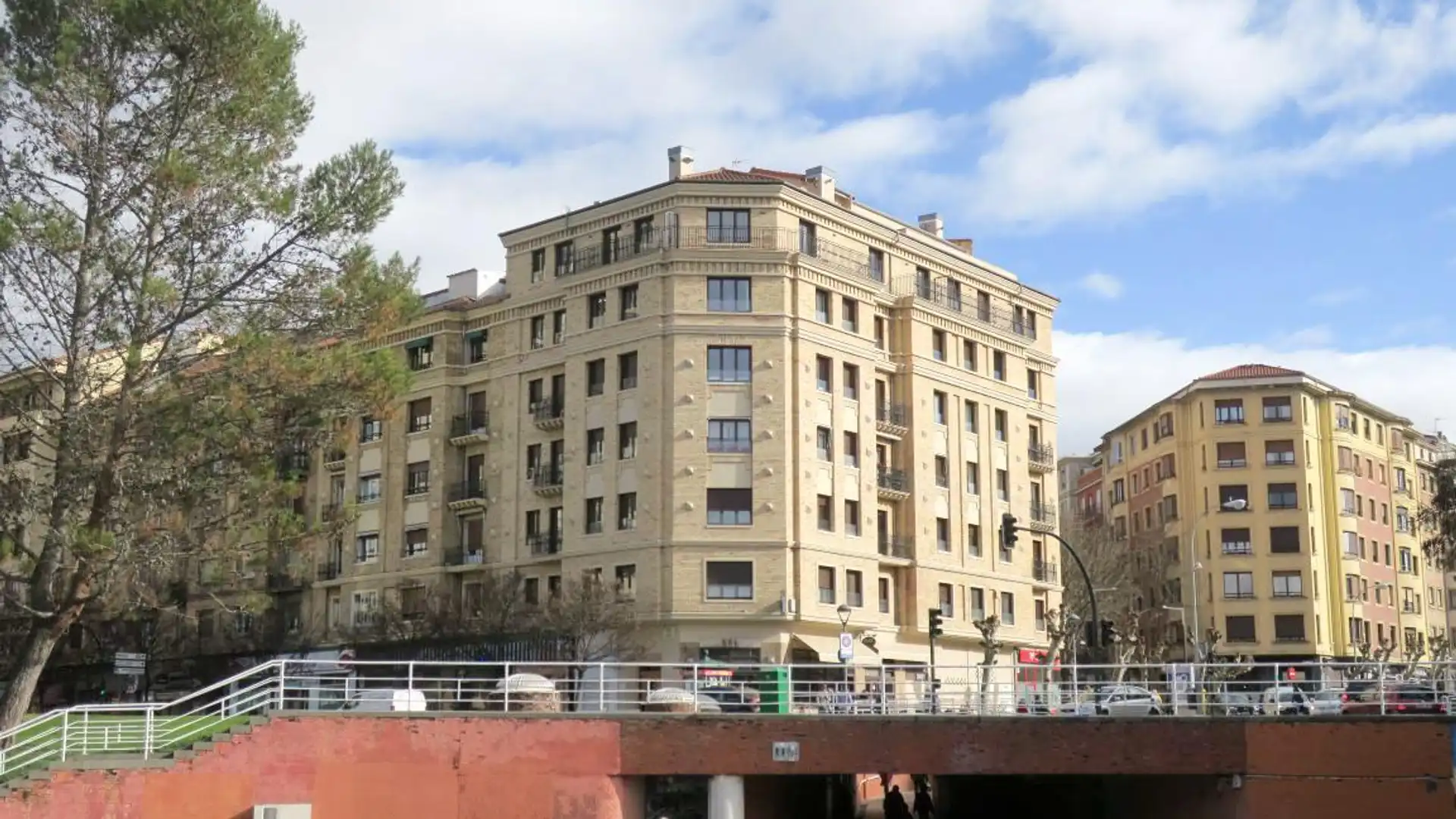 Vista exterior de Local de alquiler en  Pamplona / Iruña