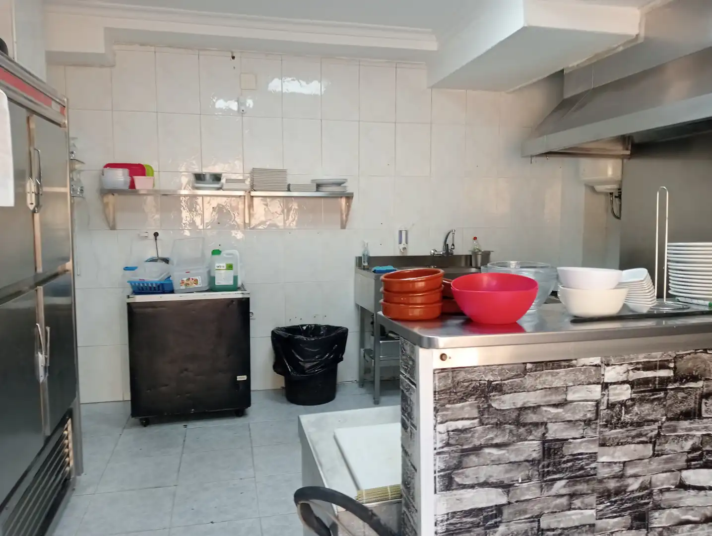 Cuina de Local de lloguer en Málaga amb Moblat