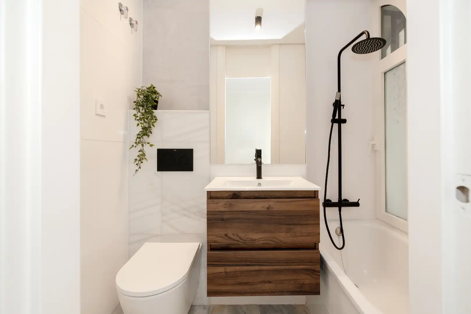 Badezimmer von Erdgeschoss zum Verkauf in Marbella mit Klimaanlage, Heizung und Terrasse