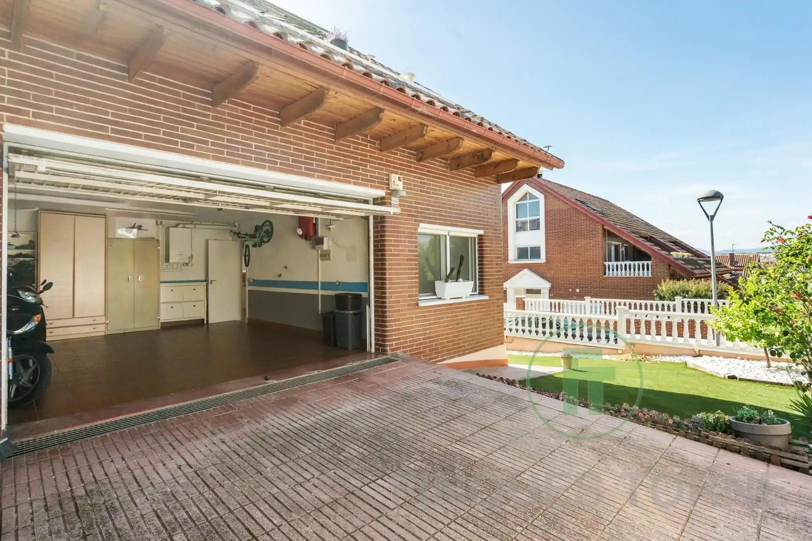 Vista exterior de Casa o xalet en venda en Montcada i Reixac amb Aire condicionat, Jardí privat i Parquet
