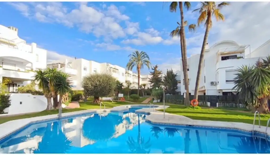Außenansicht von Wohnung zum Verkauf in Estepona mit Klimaanlage und Möbliert