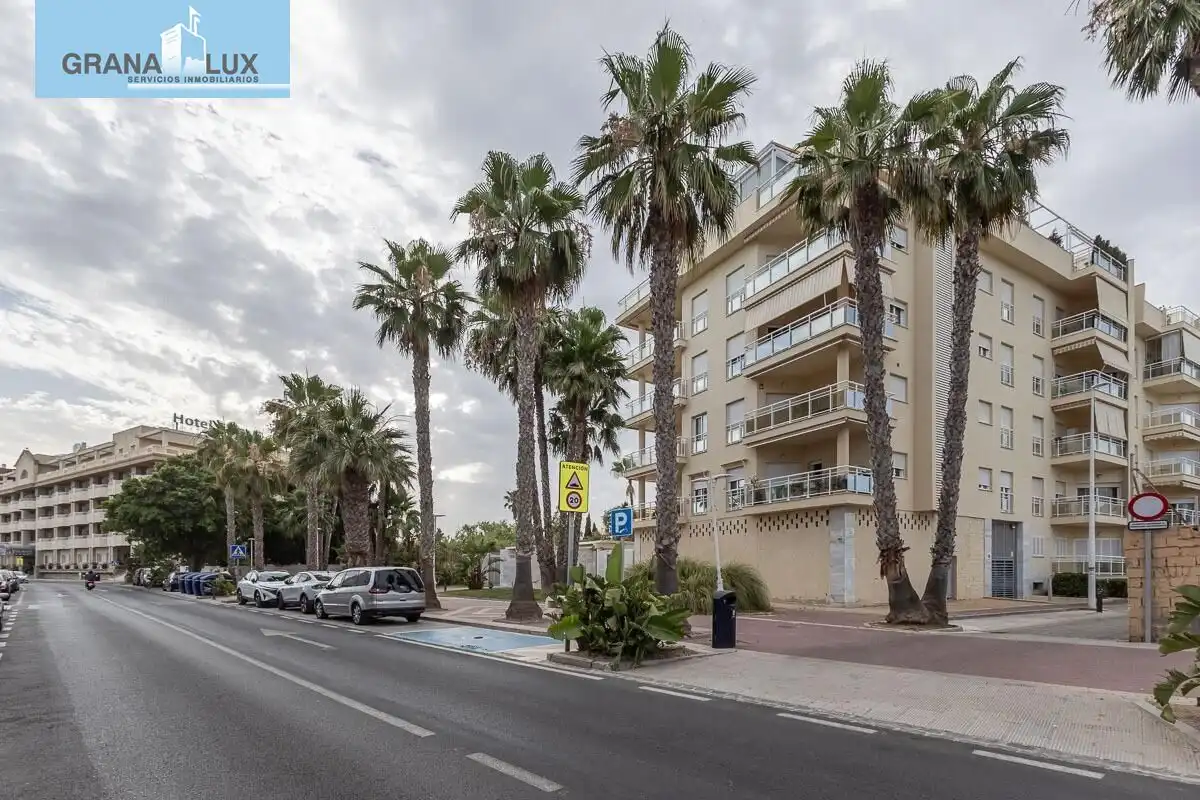 Vista exterior de Pis en venda en Motril amb Calefacció, Terrassa i Balcó