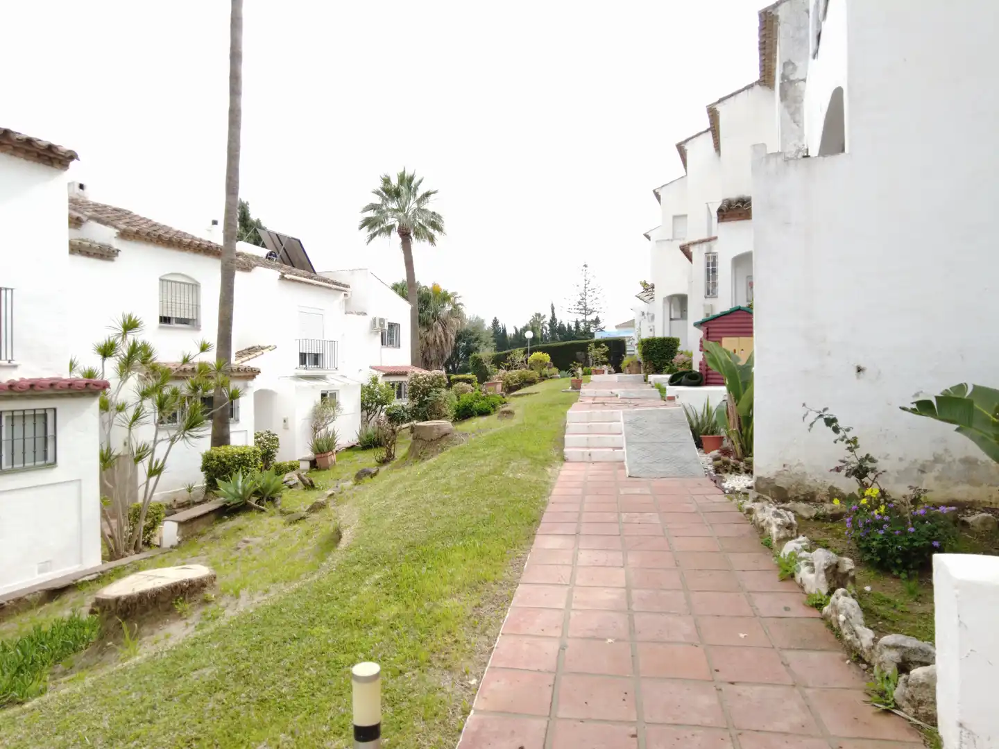 Vista exterior de Casa adosada en venda en Estepona amb Jardí privat, Terrassa i Moblat