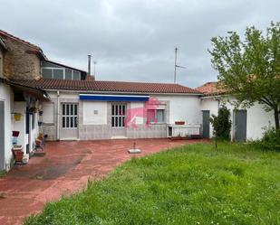 Vista exterior de Casa o xalet en venda en Rioseco de Tapia amb Calefacció, Traster i Moblat