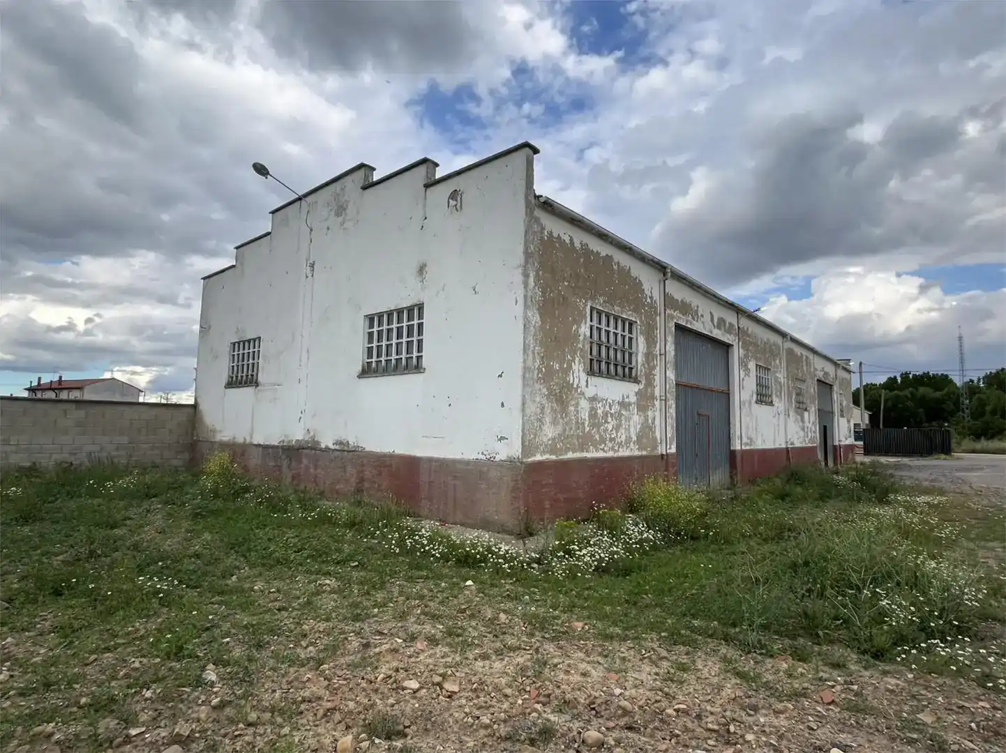 Exterior view of Industrial buildings for rent in Villaturiel