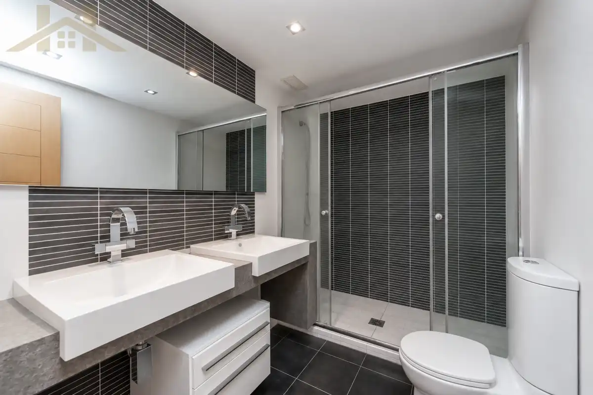 Badezimmer von Einfamilien-Reihenhaus zum Verkauf in Valdemoro mit Klimaanlage, Privatgarten und Möbliert