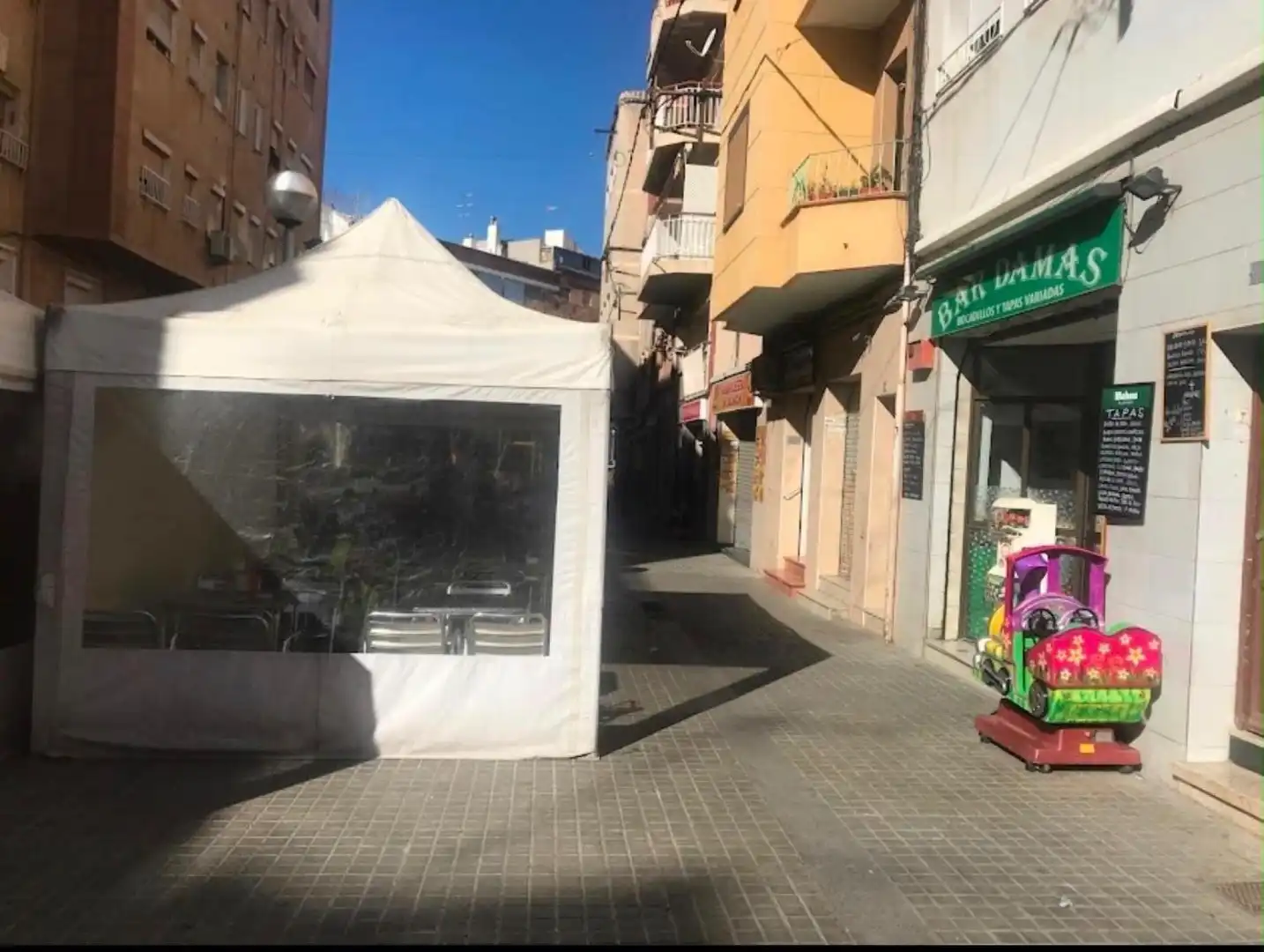 Vista exterior de Edifici en venda en L'Hospitalet de Llobregat