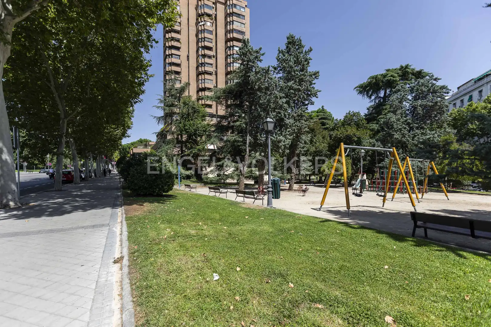 Vista exterior de Casa o chalet en venta en Madrid con Calefacción y Jardín privado