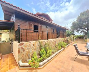 Vista exterior de Casa o xalet de lloguer en Telde amb Aire condicionat, Jardí privat i Terrassa