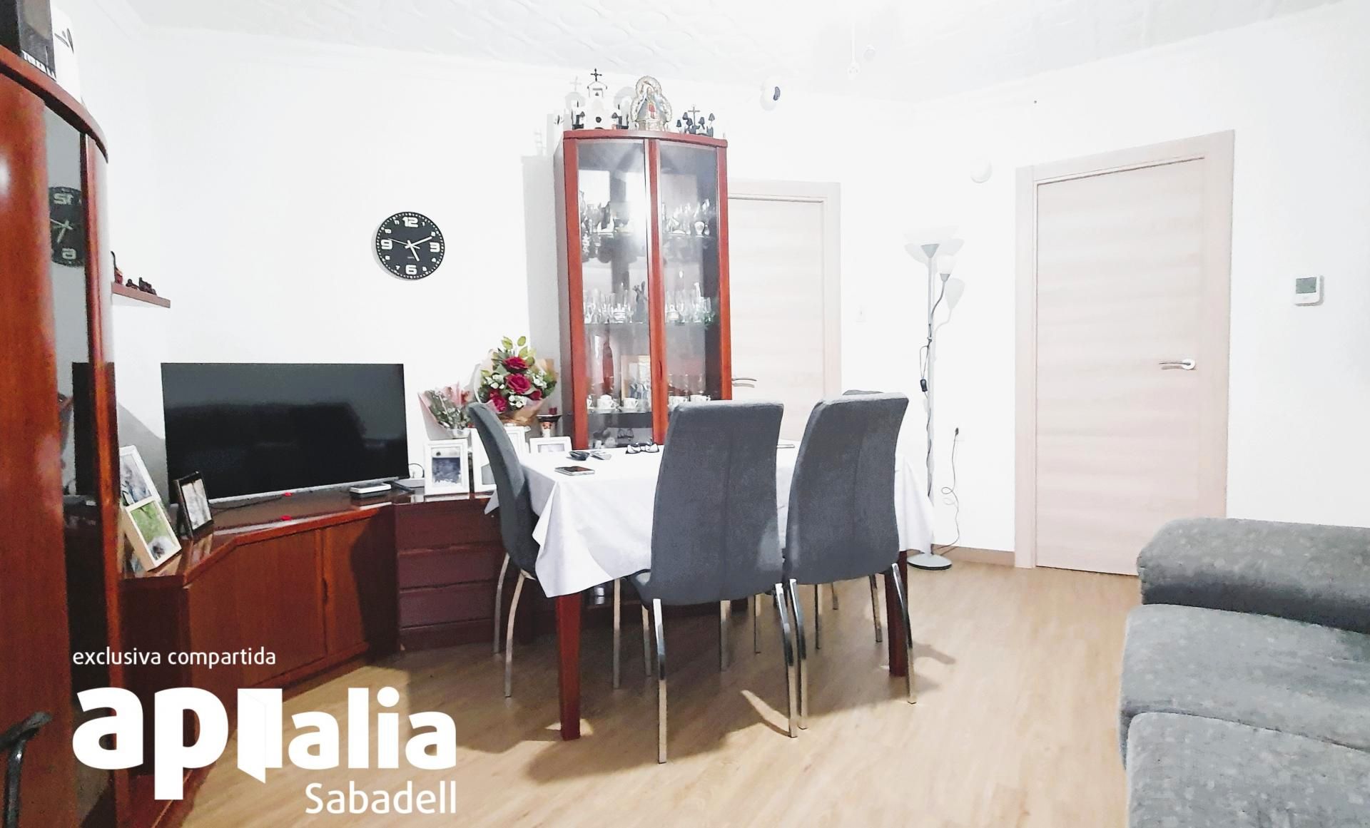 Comedor de Piso en venta en Sabadell con Parquet y Amueblado
