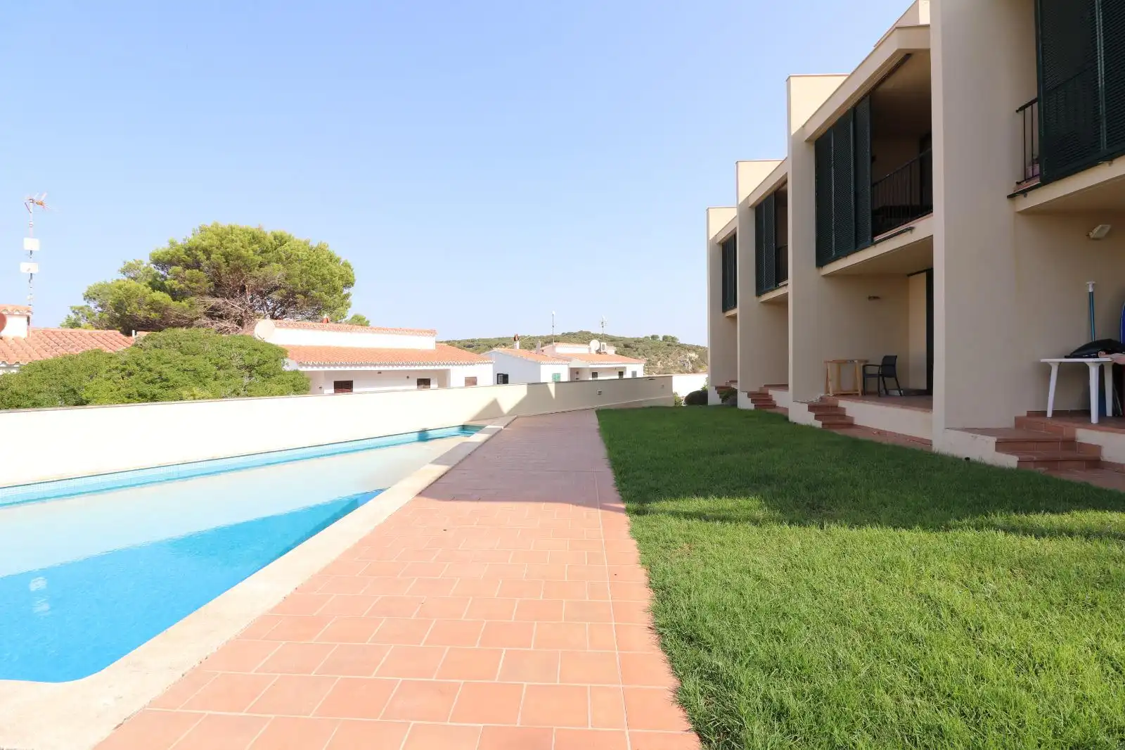 Schwimmbecken von Einfamilien-Reihenhaus zum Verkauf in Maó - Mahón mit Klimaanlage, Privatgarten und Terrasse