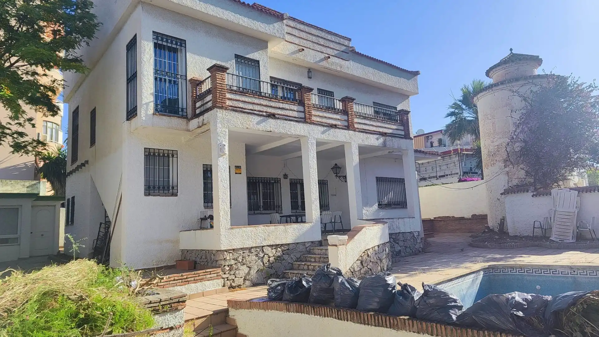 Vista exterior de Casa o xalet en venda en Torremolinos amb Terrassa, Traster i Piscina