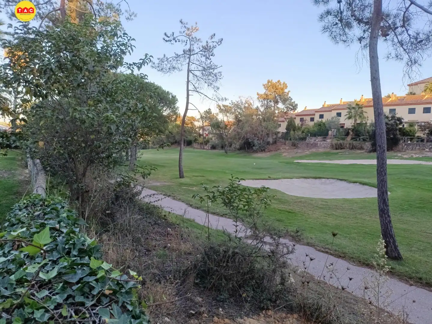 Außenansicht von Einfamilien-Reihenhaus zum Verkauf in Islantilla mit Klimaanlage, Heizung und Terrasse