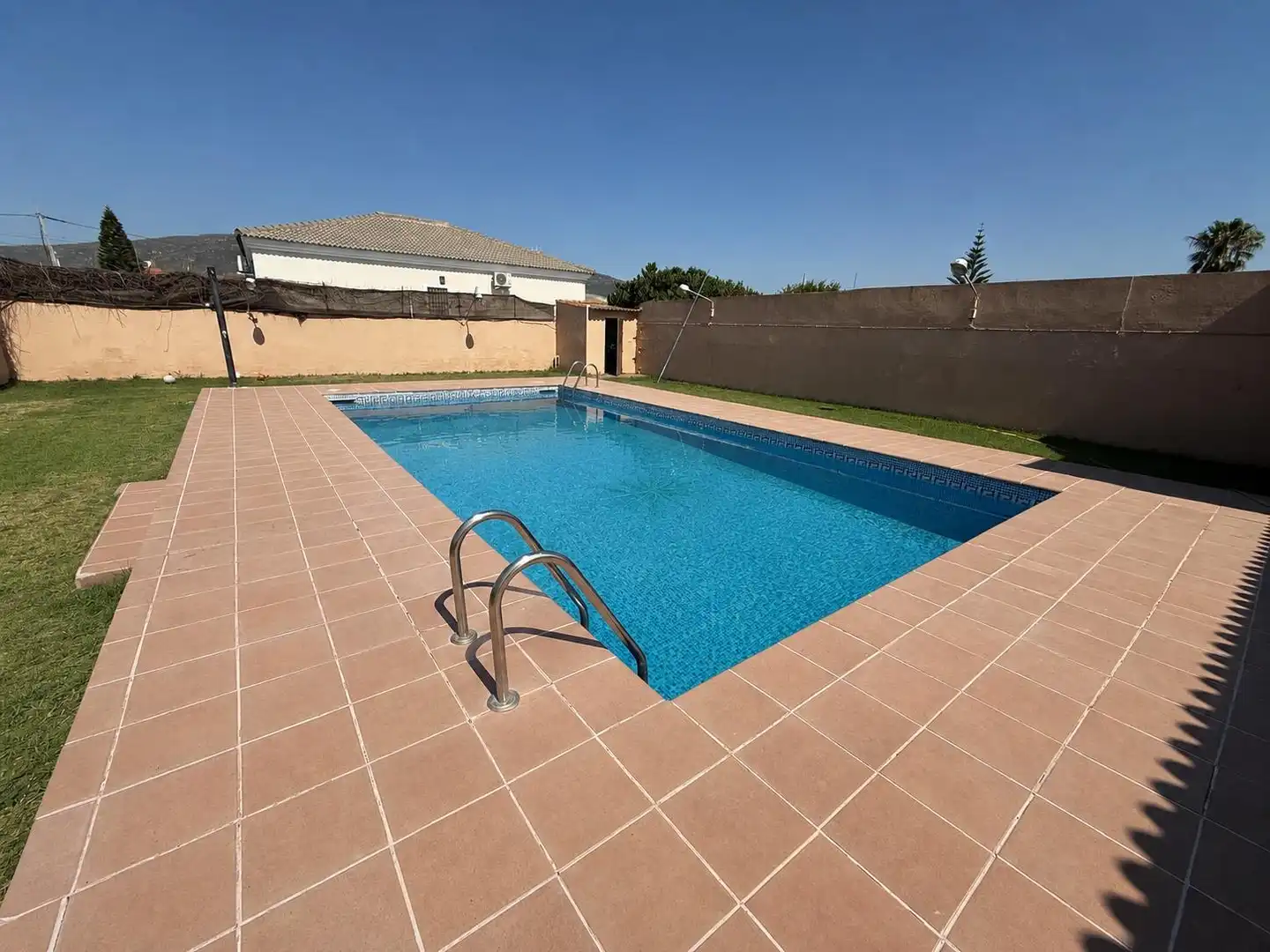 Piscina de Casa o xalet en venda en La Línea de la Concepción amb Aire condicionat, Jardí privat i Traster