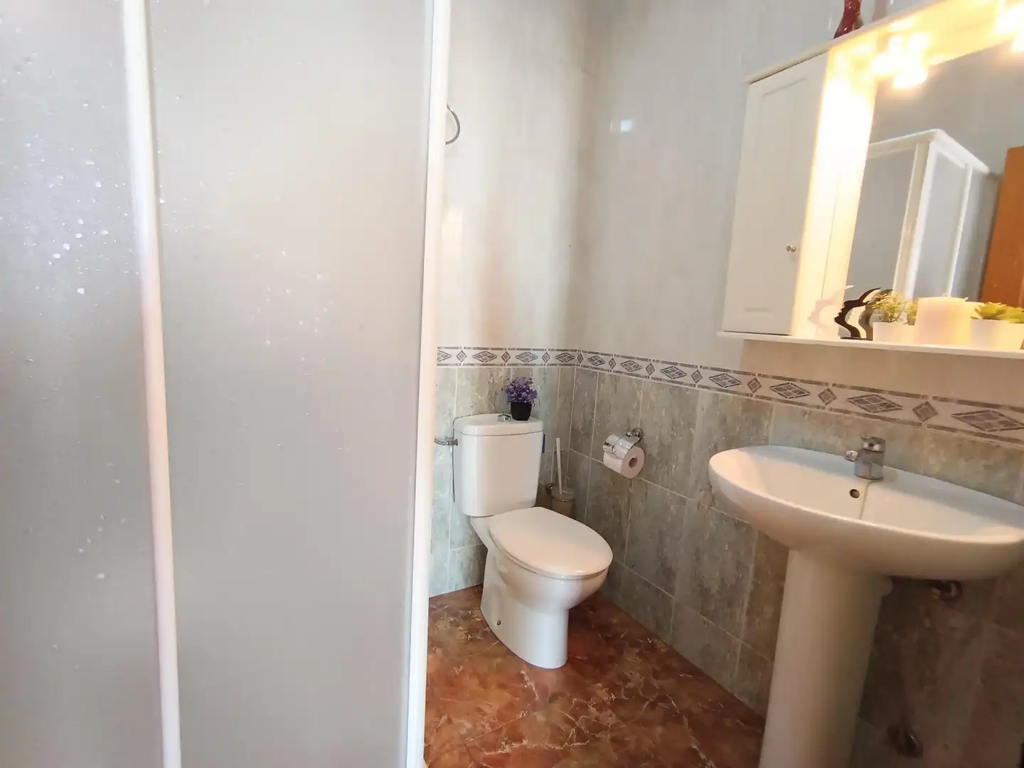 Badezimmer von Einfamilien-Reihenhaus zum Verkauf in Ulea mit Klimaanlage, Heizung und Terrasse