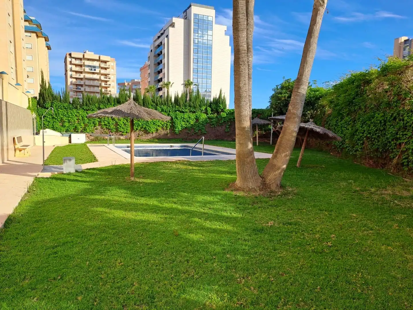 Jardí de Apartament de lloguer en La Manga del Mar Menor amb Aire condicionat, Calefacció i Piscina