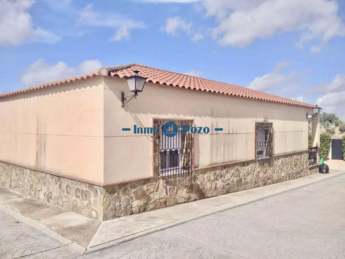 Exterior view of Houses for sale in Almendralejo  with Air Conditioner, Terrace and Storage room