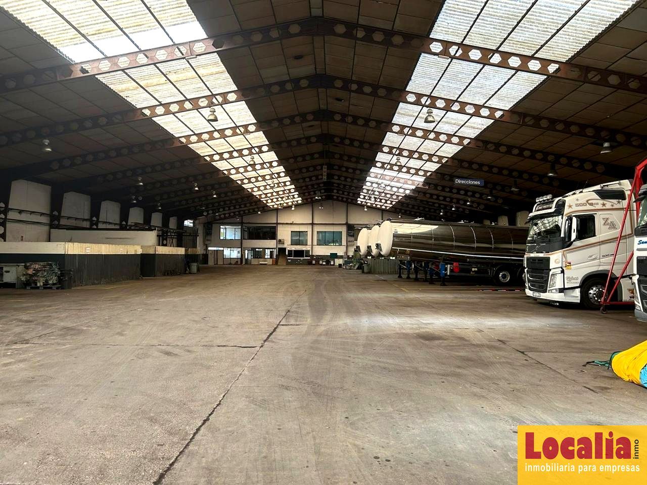 Vista exterior de Nave industrial de alquiler en Reocín