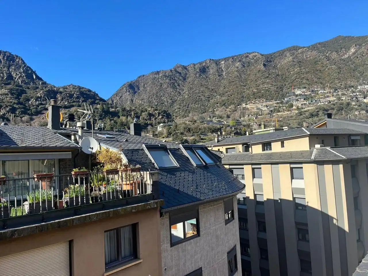 Vista exterior de Àtic de lloguer en Andorra la Vella amb Calefacció i Terrassa
