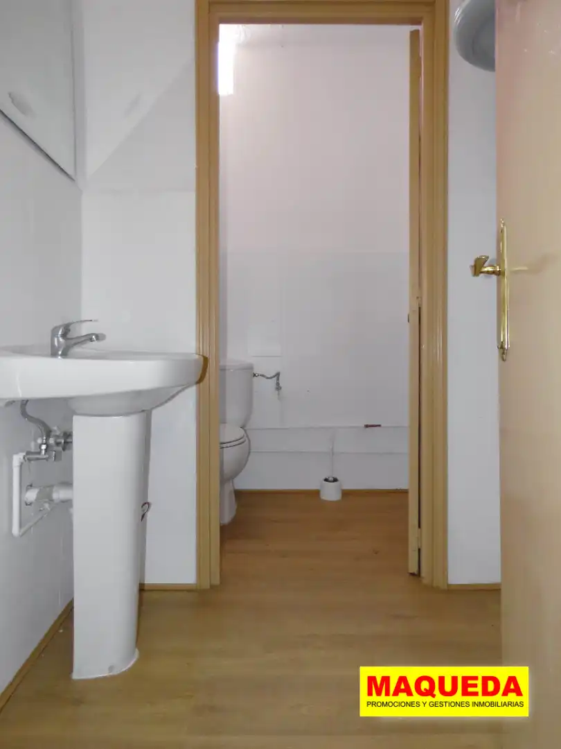 Baño de Nave industrial de alquiler en Leganés con Alarma