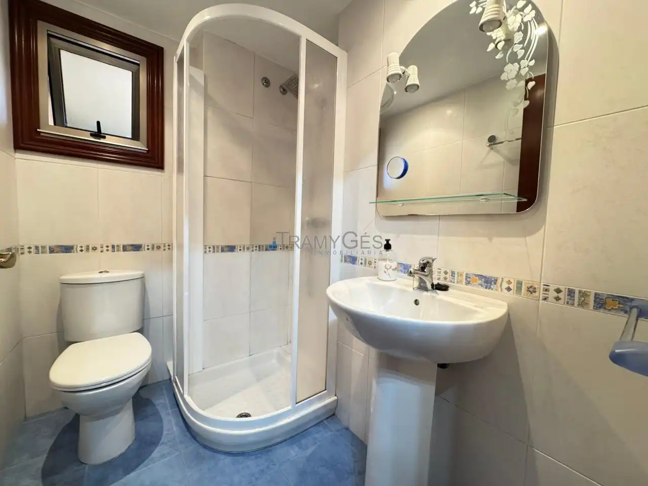 Bathroom of Flat for sale in Vigo   with Heating, Parquet flooring and Storage room