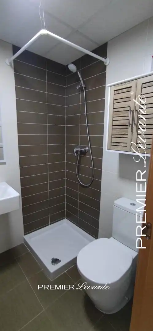 Badezimmer von Dachboden zum Verkauf in Piles mit Klimaanlage, Privatgarten und Terrasse