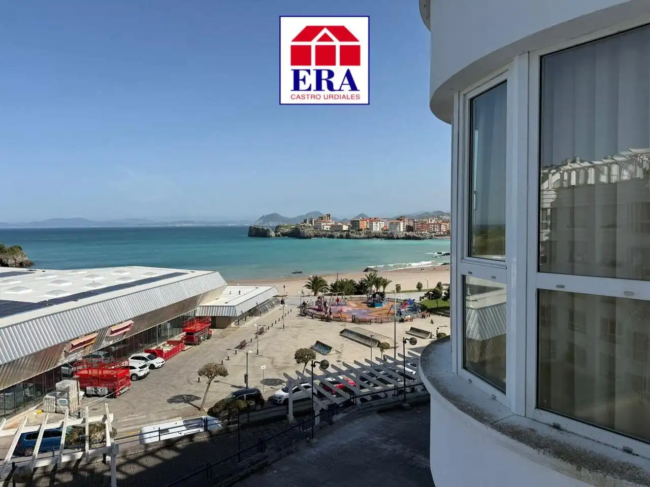 Vista exterior de Pis en venda en Castro-Urdiales amb Calefacció, Parquet i Piscina comunitària