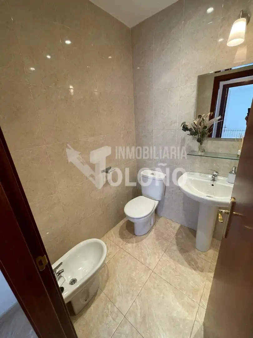 Baño de Apartamento en venta en Castañares de Rioja con Calefacción, Terraza y Trastero