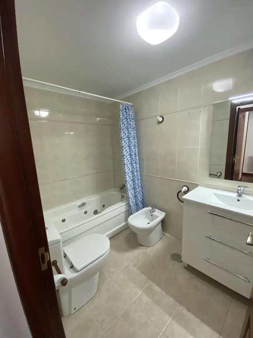 Baño de Piso de alquiler en A Coruña Capital  con Calefacción y Amueblado