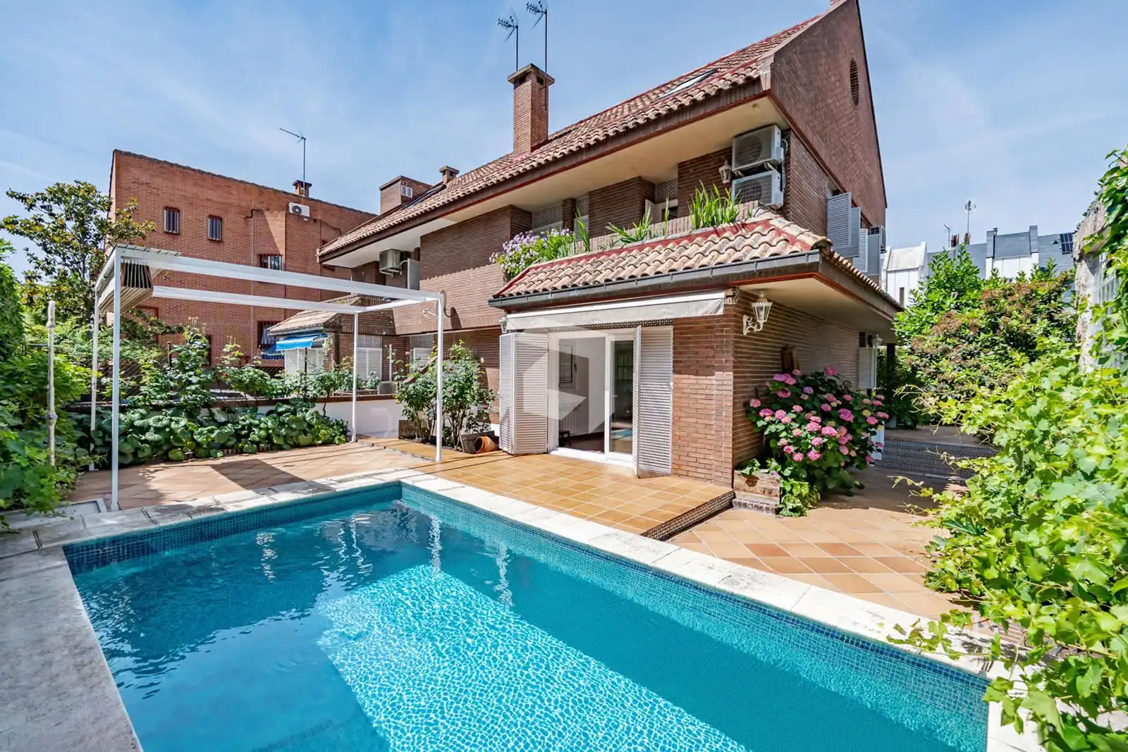 Swimming pool of Detached homes for sale in Pozuelo de Alarcón  with Air Conditioner, Heating and Private garden