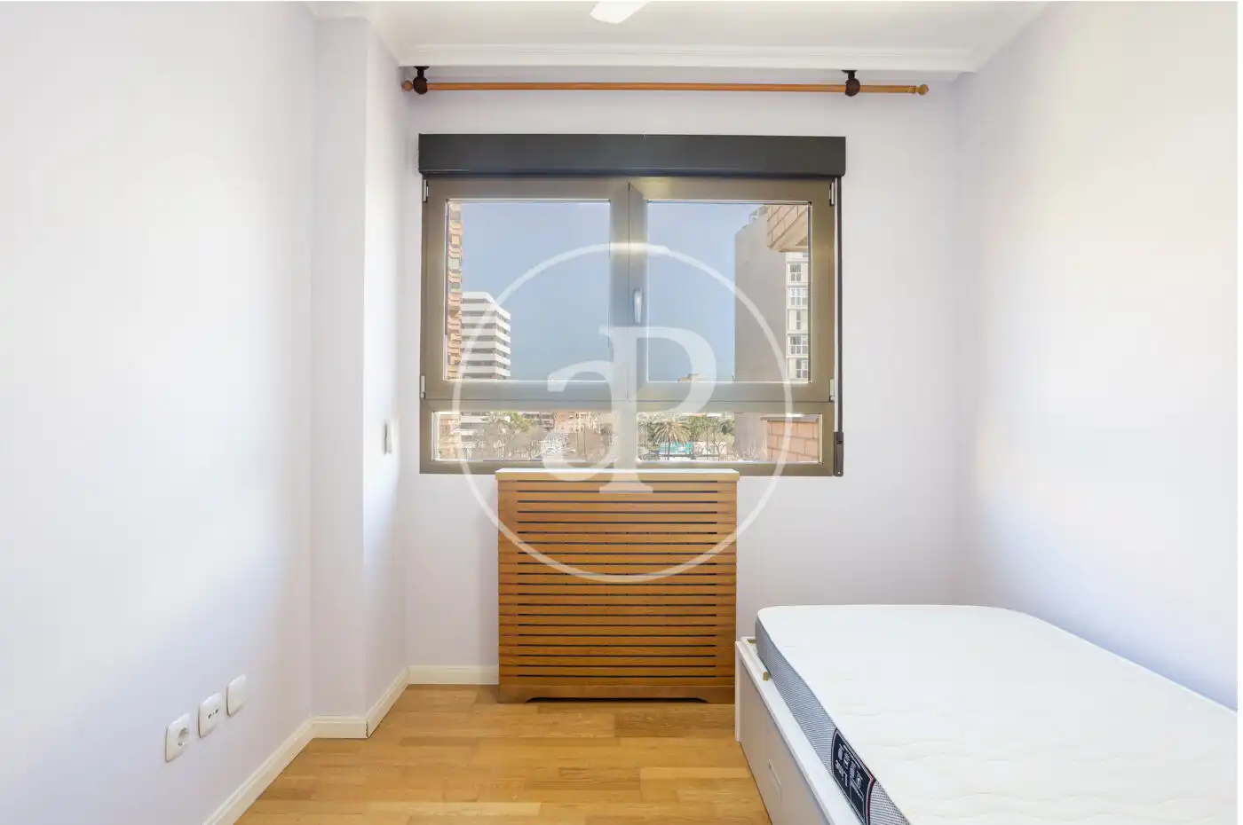 Schlafzimmer von Wohnung zur Miete in Valencia mit Klimaanlage, Heizung und Privatgarten