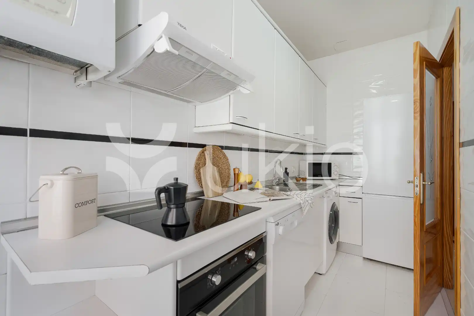 Cuina de Apartament de lloguer en Madrid amb Aire condicionat, Calefacció i Moblat