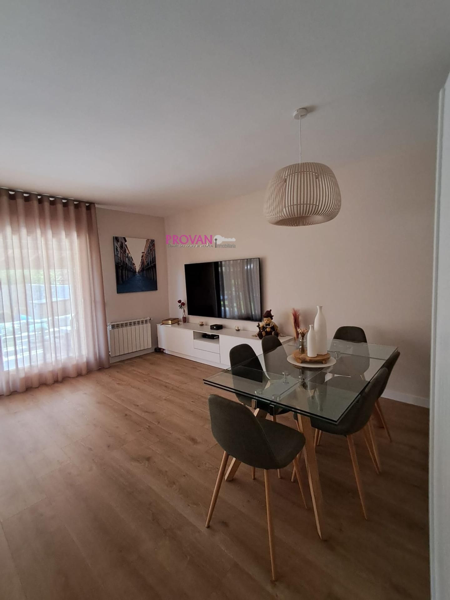 Sala d'estar de Casa adosada en venda en Villalbilla amb Aire condicionat, Calefacció i Jardí privat