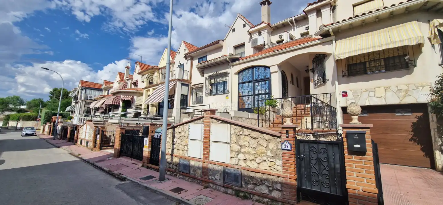 Vista exterior de Casa o xalet en venda en Arganda del Rey amb Calefacció, Jardí privat i Traster