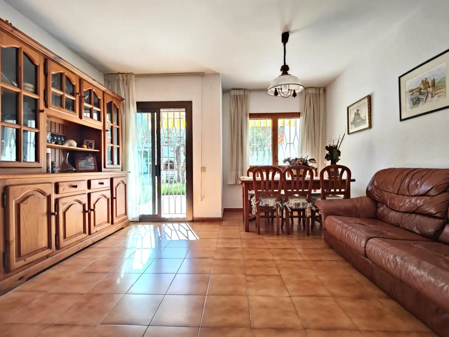 Sala de estar de Casa adosada en venta en Calafell con Aire acondicionado, Calefacción y Jardín privado