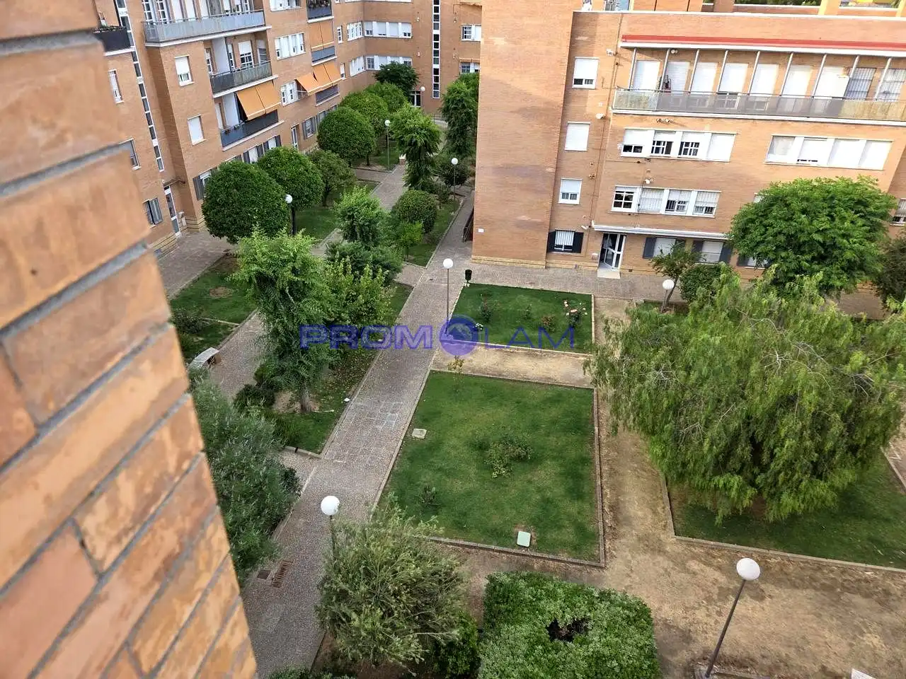 Vista exterior de Piso en venta en Mairena del Aljarafe con Aire acondicionado y Terraza