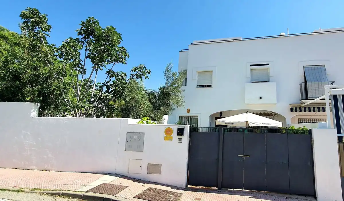 Vista exterior de Casa adosada en venta en Fuengirola con Jardín privado, Piscina y Amueblado