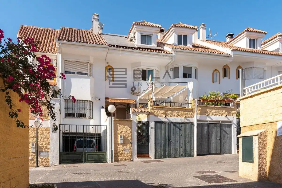 Vista exterior de Casa adosada en venda en Mijas amb Aire condicionat, Terrassa i Traster