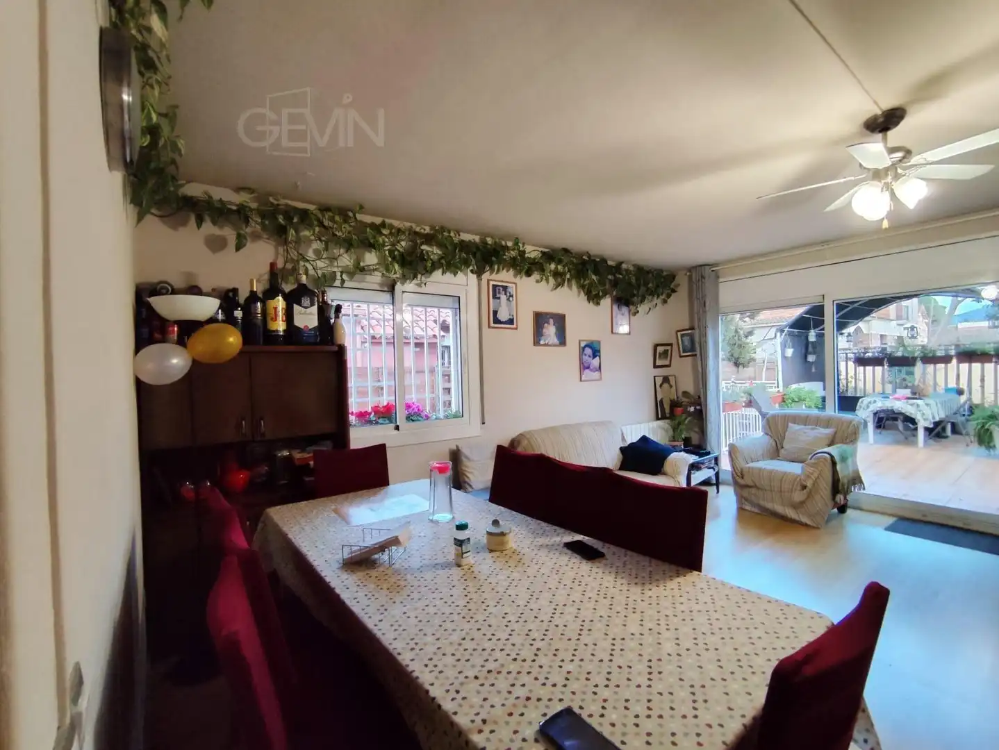 Sala d'estar de Casa adosada en venda en Santa Perpètua de Mogoda amb Calefacció, Jardí privat i Terrassa