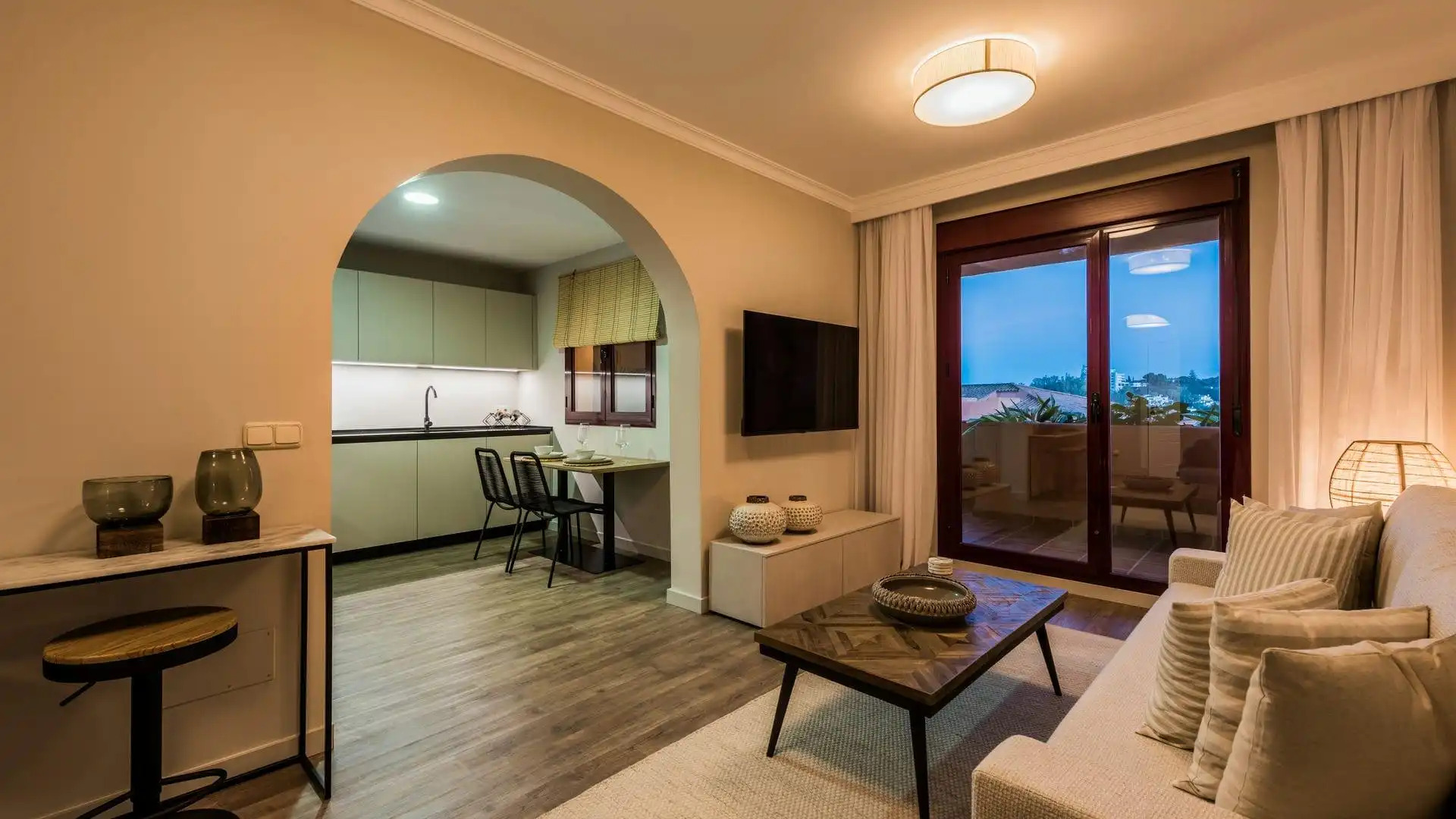 Sala d'estar de Apartament en venda en Benahavís amb Piscina comunitària